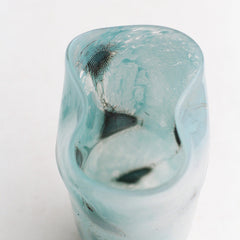 Magnetic powder vase